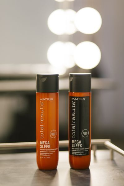 Шампунь для гладкости непослушных волос Matrix Total Results Mega Sleek Shampoo 300 мл фото